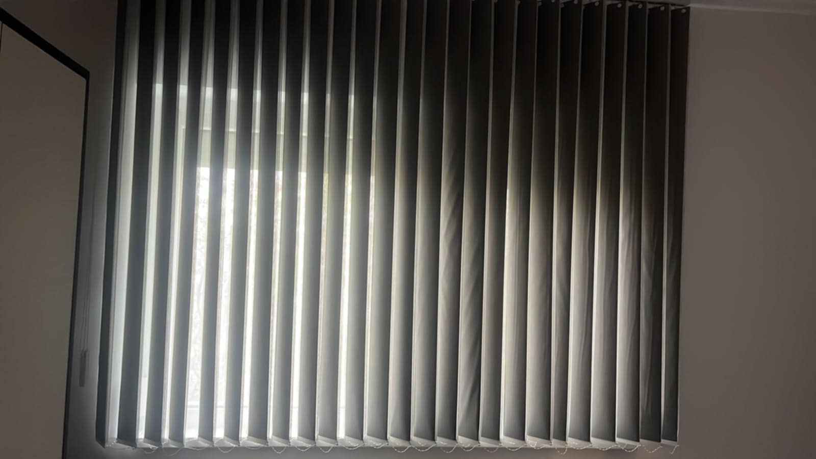 Jaluzele verticale intr-un spatiu luminos