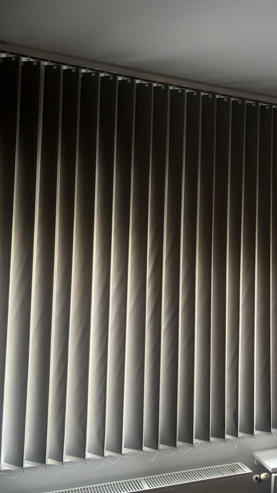 Jaluzele moderne montate pe ferestre